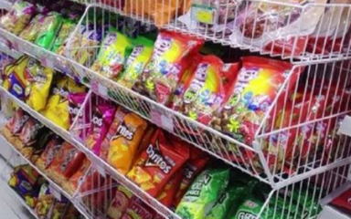 嚴(yán)厲打擊向未成年人銷售低俗包裝食品行為，保障青少年健康成長(zhǎng)